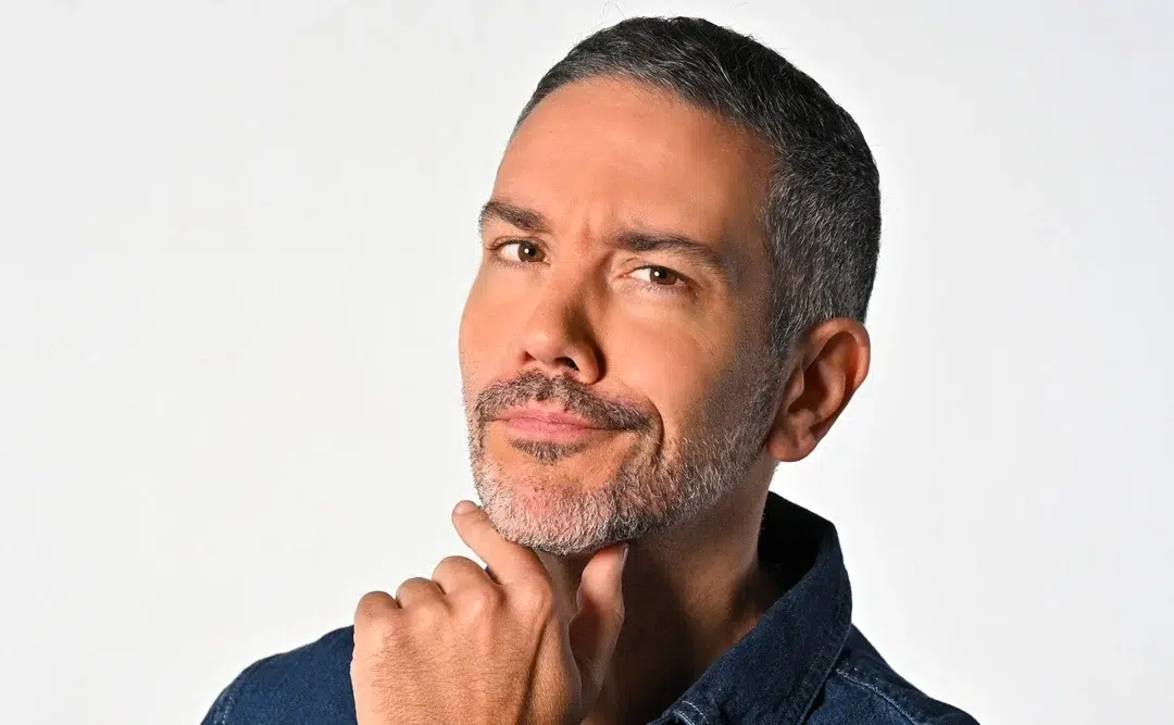 Antonio Mezzancella comicità musica e imitazioni in unico show