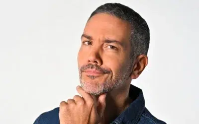Antonio Mezzancella comicità musica e imitazioni in unico show