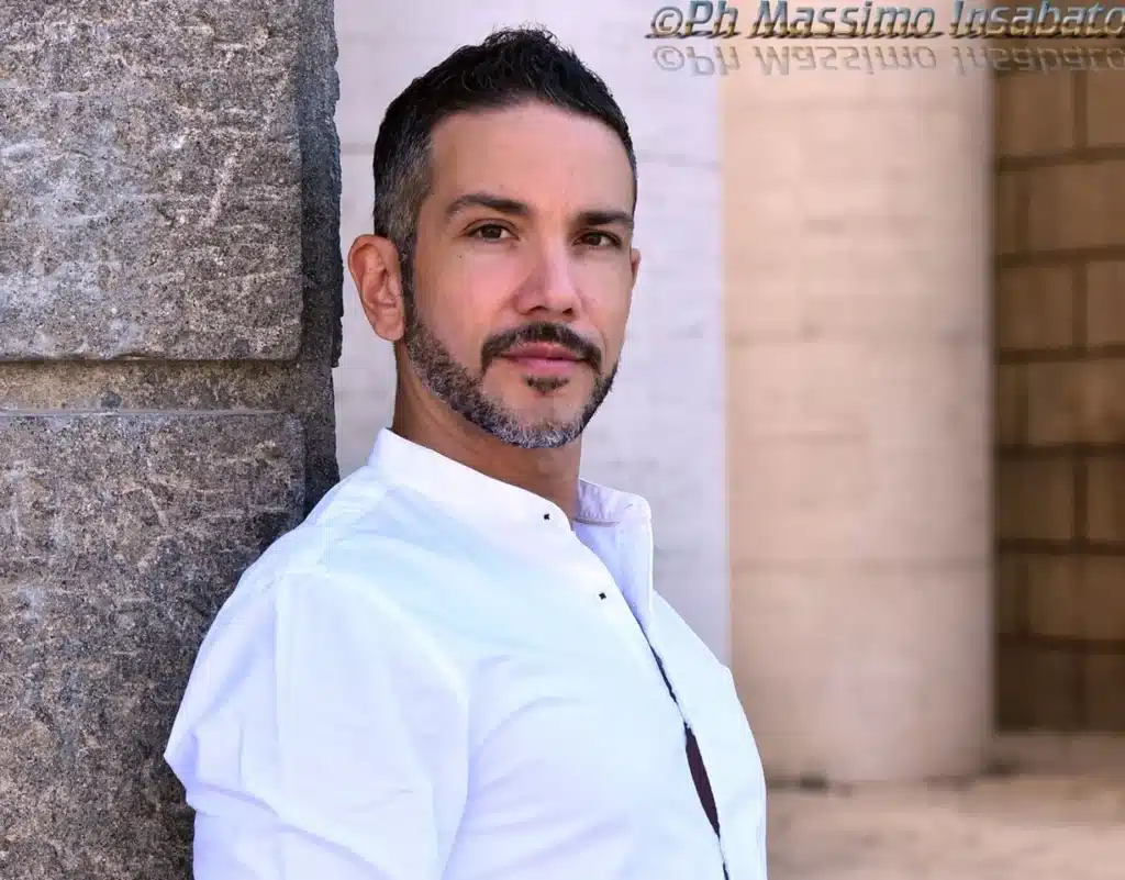 Antonio Mezzancella comicità musica e imitazioni in unico show