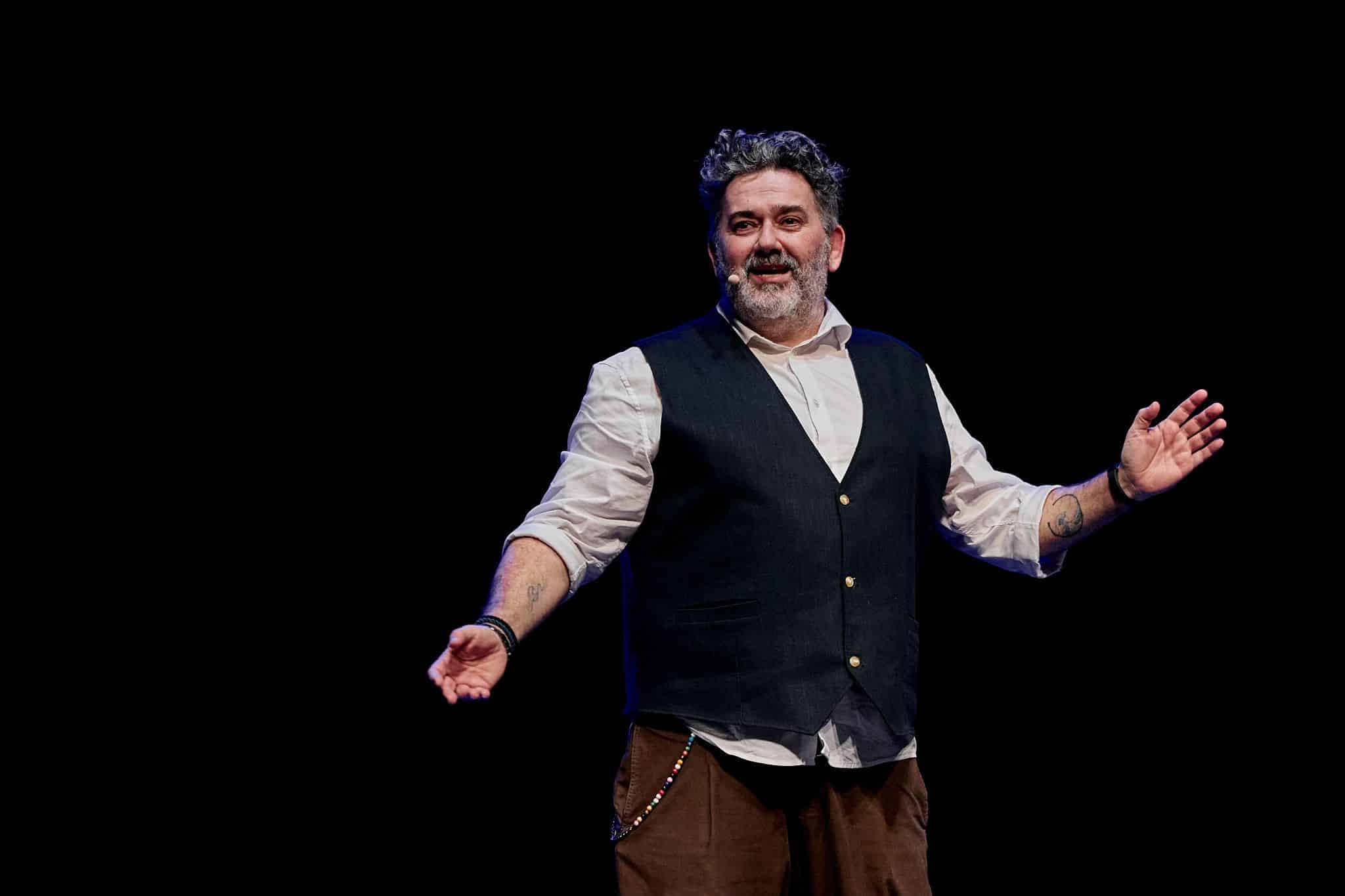Il comico Andrea Vasumi per eventi aziendali Samigo Managament con il comico Andrea Vasumi